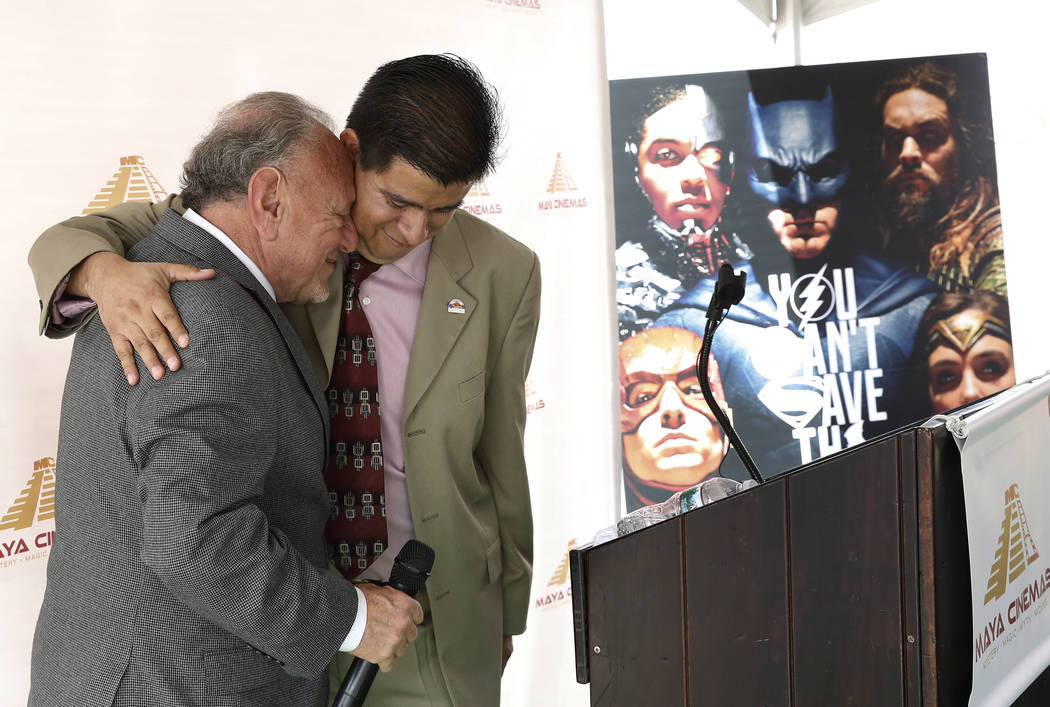 Larry Porricelli, vicepresidente de Maya Cinemas, a la izquierda, y el concejal de la ciudad del norte de Las Vegas, Isaac Barron, se abrazan durante una ceremonia de inauguración para la constru ...