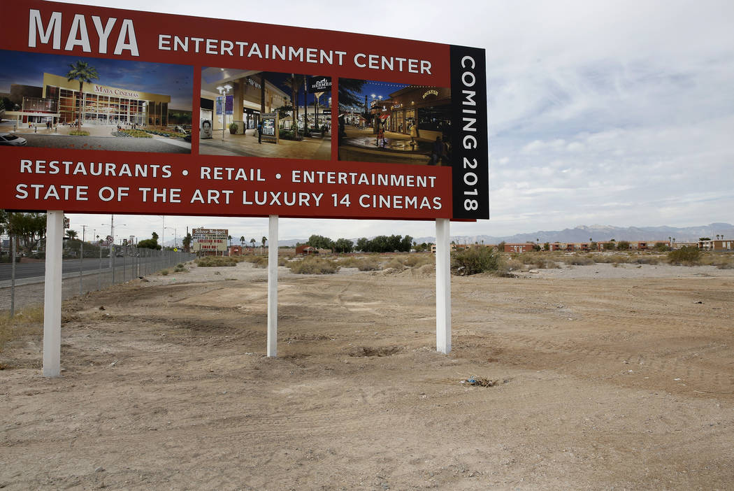 Sitio de construcción de 14 salas de Maya Cinemas y centro de entretenimiento en el de 2195 Las Vegas Blvd. North, al otro lado de la calle del ayuntamiento del norte de Las Vegas, el lunes 6 de  ...