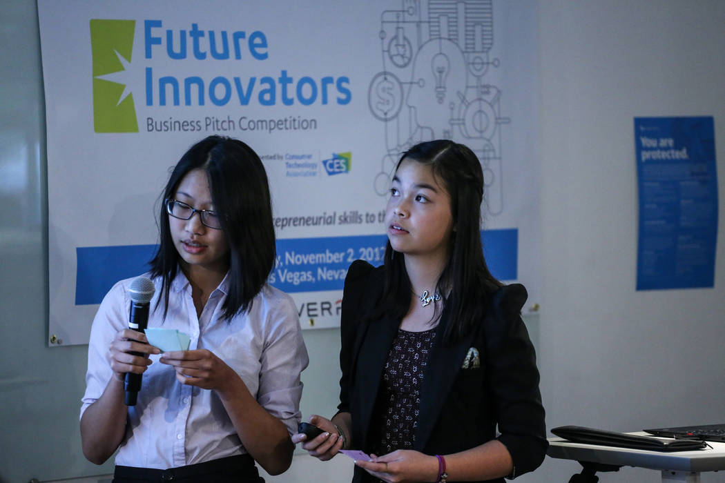 Estudiantes de Southwest Career and Technical Academy Fiorina Chau, de 15, a la izquierda, y Amber To, de 15, a la derecha, presente durante el concurso CTA Future Innovators Business Pitch en el  ...