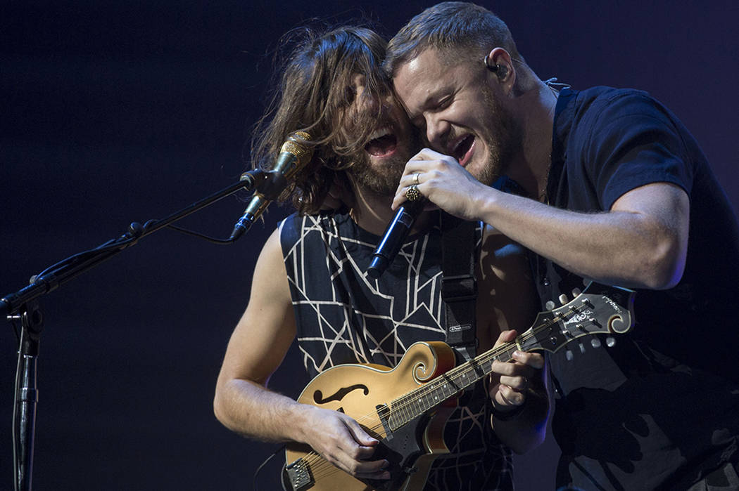 El guitarrista de Imagine Dragons Wayne Sermon, a la izquierda, y el vocalista Dan Reynolds tocan durante el show de la banda en T-Mobile Arena en Las Vegas, el viernes 29 de septiembre de 2017. E ...