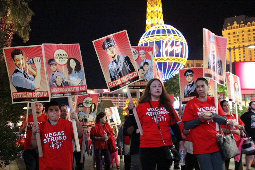 Una gran cantidad de personas marcharon en Las Vegas Boulevard con el hashtag #VegasStrong. Jueves 9 de noviembre en Las Vegas Boulevard. | Foto Cortesía Culinary Workers Union Local 226.