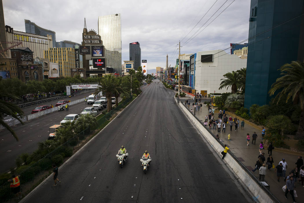 Agentes de la policía de Las Vegas ayudan a cerrar el Strip de Las Vegas antes de que comience el maratón de Rock 'n' Roll en Las Vegas el domingo 12 de noviembre de 2017. | Foto Chase Stevens / ...