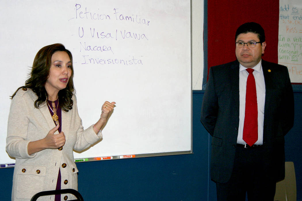 La abogada Kathia Pereira (izquierda) y el cónsul de El Salvador en LV, Tirso Sermeño, quien informó de asesoría legal gratuita a partir del 15 de noviembre. 9 de noviembre del 2017 en Hermand ...