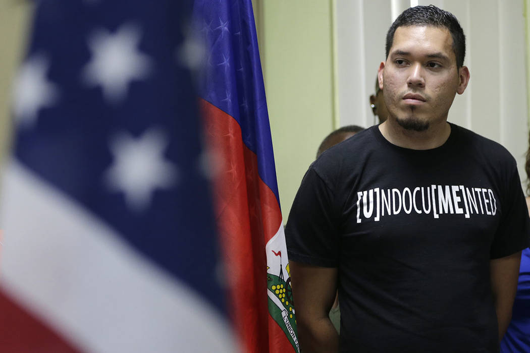 Julio Calderón, de 28 años, un inmigrante indocumentado de Honduras, escucha después de
hablar a favor de la renovación del Estatus de Protección Temporal (TPS) para inmigrantes de Centroamé ...