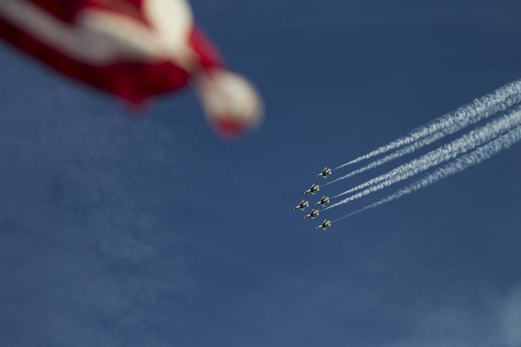 Los ‘Thunderbirds’ se presentan durante la ‘Aviation Nation at Nellis Air Force Base’ en Las Vegas, el sábado 11 de noviembre de 2017. | Foto Erik Verduzco / LVRJ.