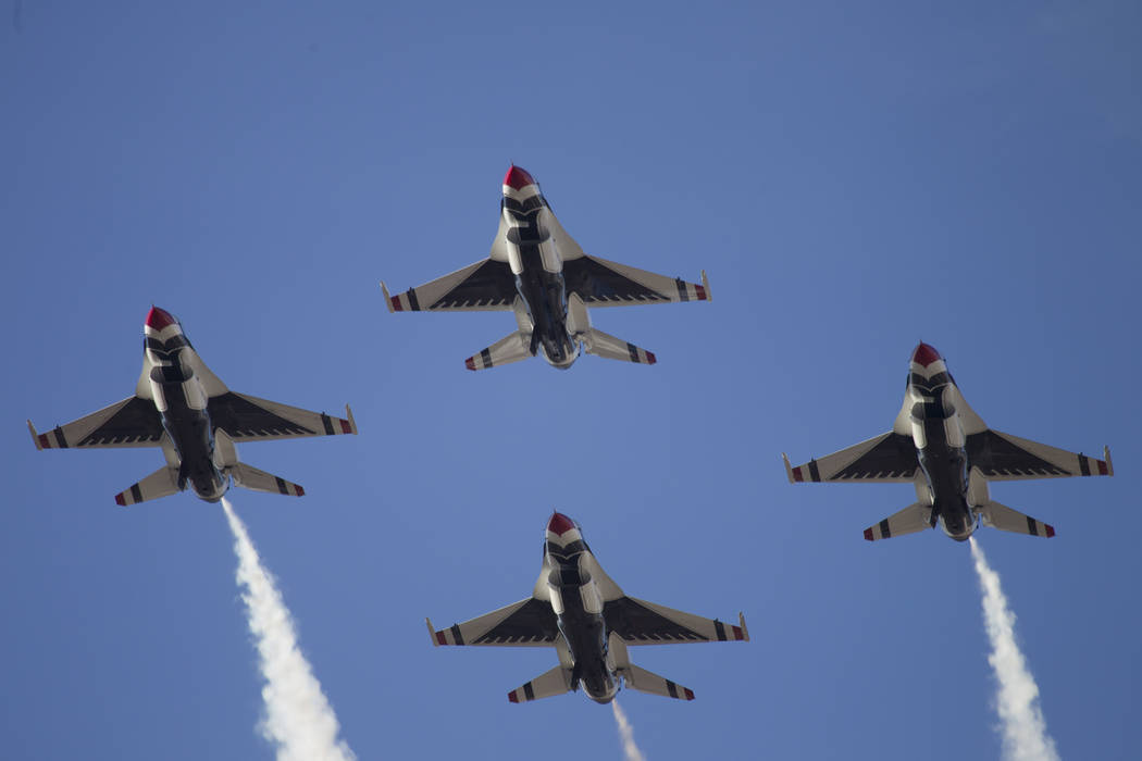 Los ‘Thunderbirds’ se presentan durante la ‘Aviation Nation at Nellis Air Force Base’ en Las Vegas, el sábado 11 de noviembre de 2017. | Foto Erik Verduzco Las Vegas Review-Journal.