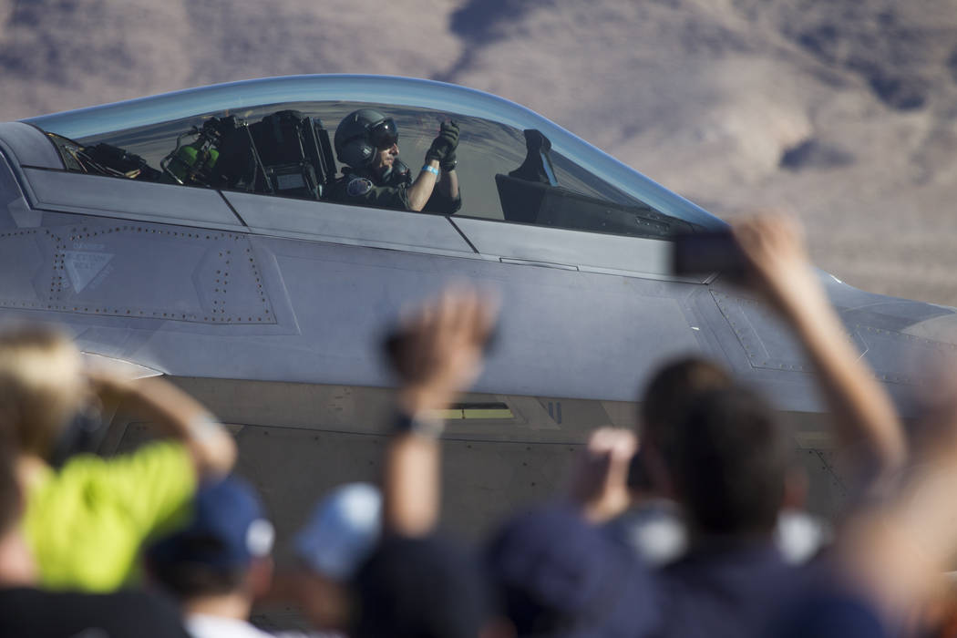 Un piloto de F-22 Raptor saluda después de aterrizar durante Aviation Nation en la Base de la Fuerza Aérea Nellis en Las Vegas, el sábado 11 de noviembre de 2017. | Foto Erik Verduzco Las Vegas ...
