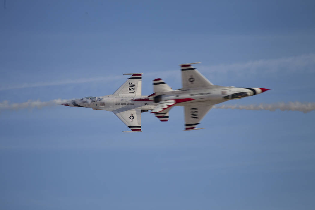 Los ‘Thunderbirds’ se presentan durante la ‘Aviation Nation at Nellis Air Force Base’ en Las Vegas, el sábado 11 de noviembre de 2017. | Foto Erik Verduzco Las Vegas Review-Journal.