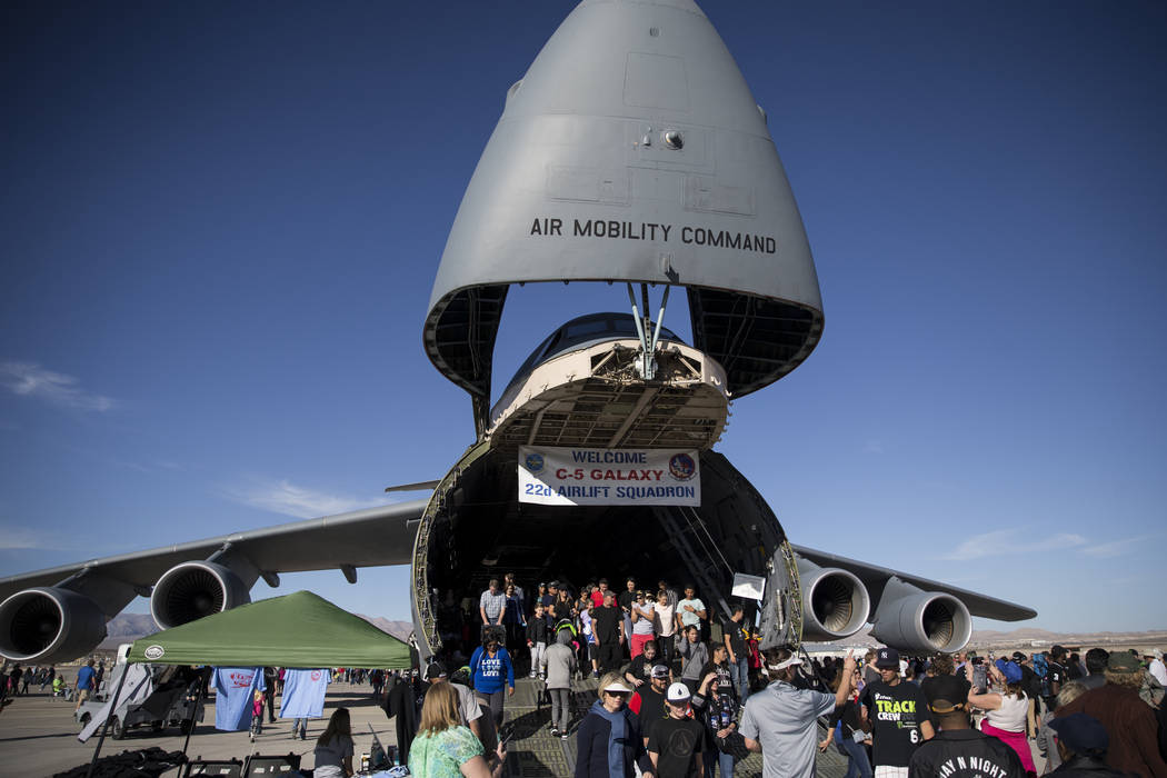 La gente recorre el Lockheed C-5 Galaxy durante "Aviation Nation" en la Base Nellis de la Fuerza Aérea en Las Vegas, el sábado 11 de noviembre de 2017. Erik Verduzco Las Vegas Review-Journal