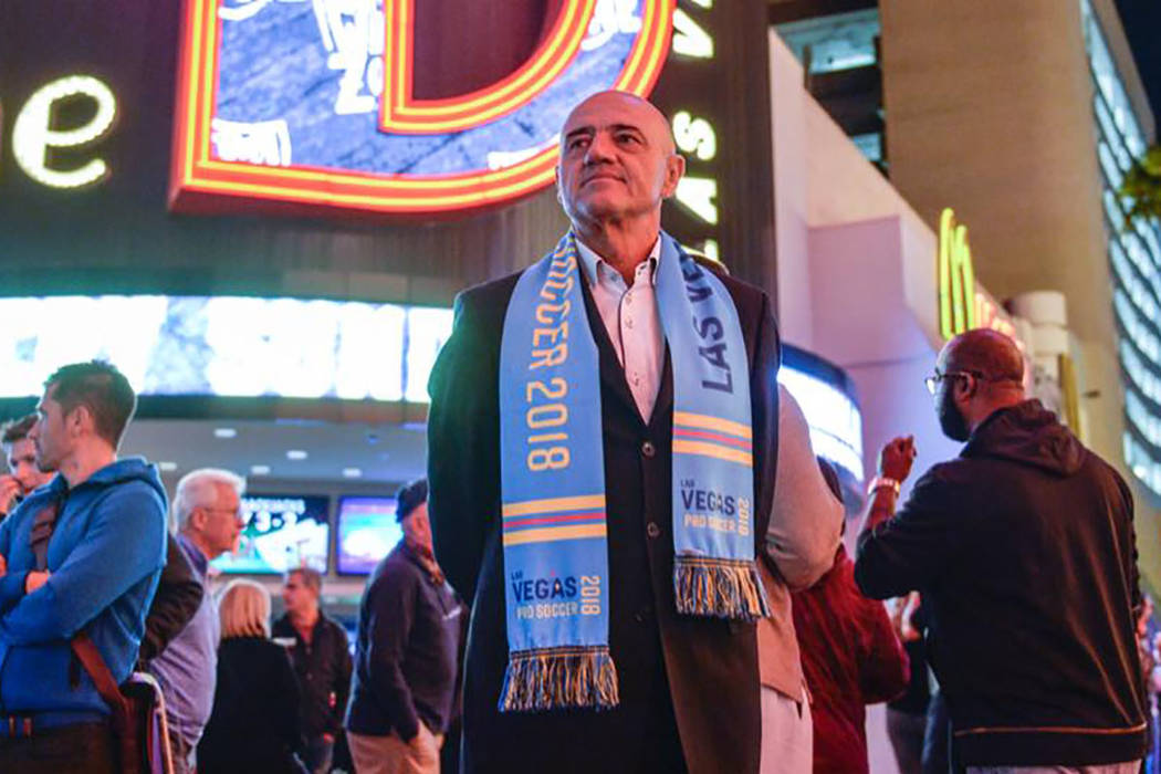 D.T de Las Vegas Lights FC, José Luis Sánchez Solá en Fremont Street. | Foto Cortesía Idris Erba / Las Vegas Lights FC.