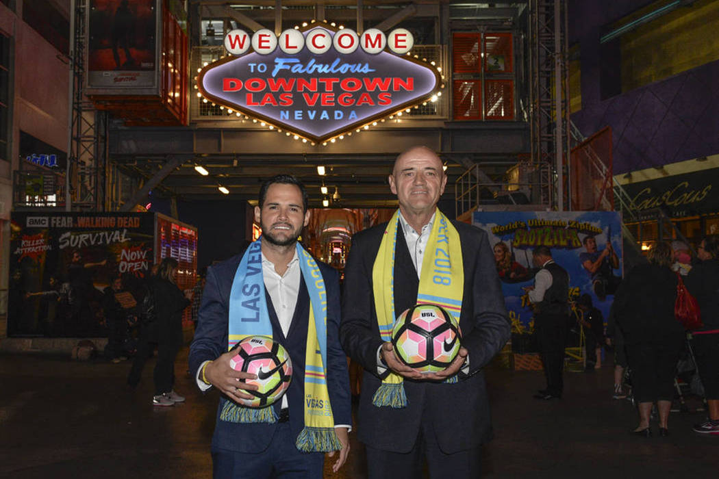 D.T de Las Vegas Lights FC, José Luis Sánchez Solá (derecha) y Isidro Sánchez (Izquierda) en Fremont Street. | Foto Cortesía Idris Erba / Las Vegas Lights FC.
