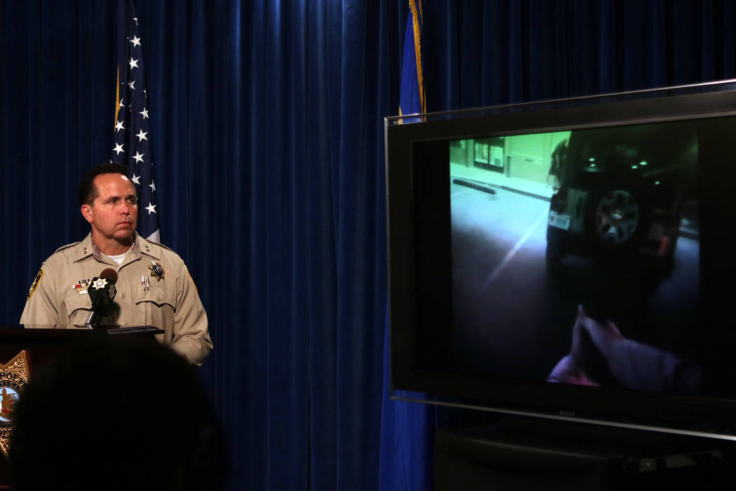 El asistente del alguacil Tom Roberts del Departamento de Policía Metropolitana de Las Vegas observa imágenes de una cámara corporal de un tiroteo en el que participó el oficial David Nesheiwa ...