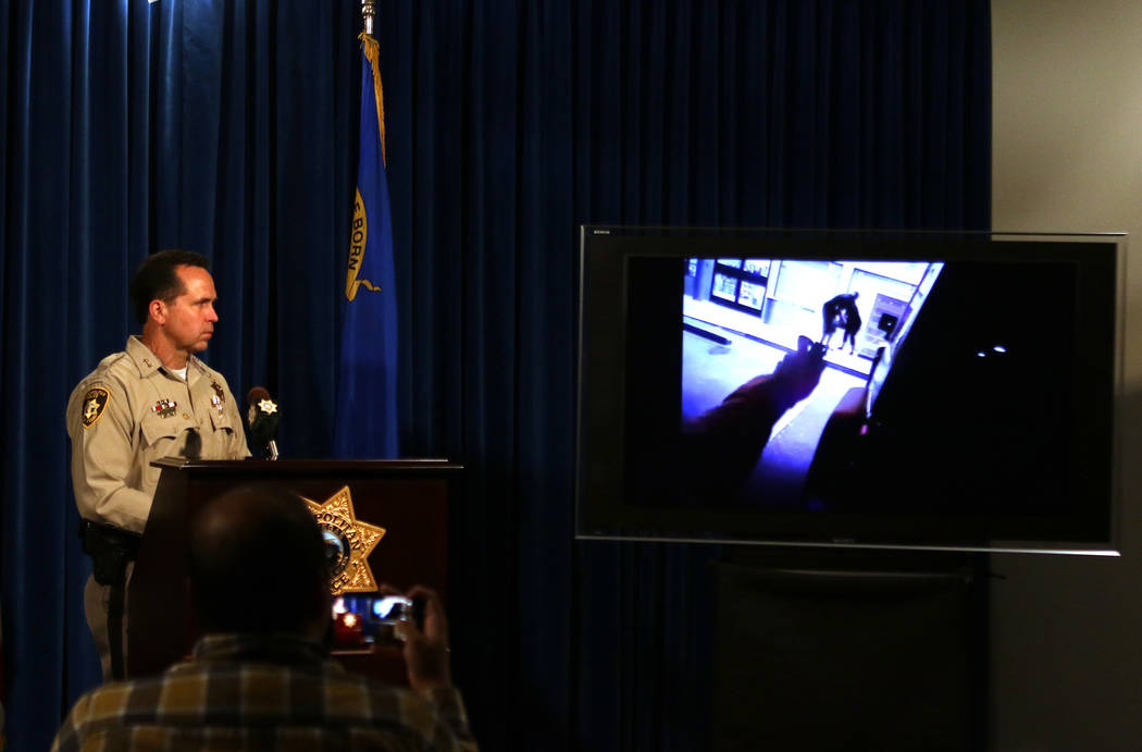 El asistente del alguacil Tom Roberts del Departamento de Policía Metropolitana de Las Vegas observa imágenes de una cámara corporal de un tiroteo en el que participó el oficial David Nesheiwa ...
