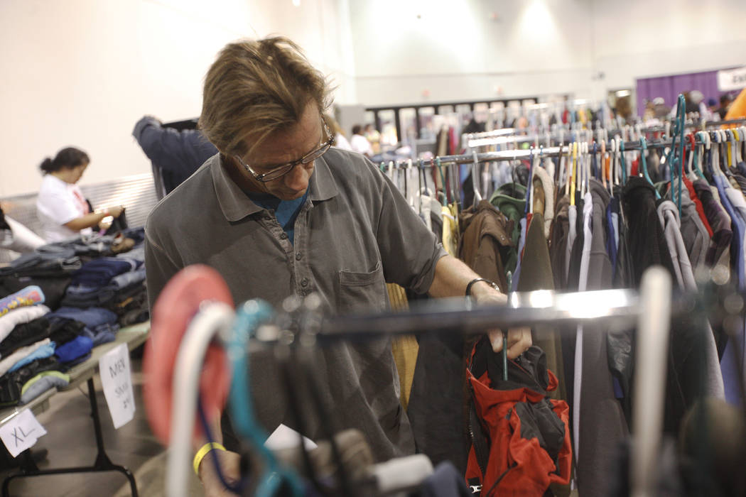 Lawrence Green busca una chaqueta en Project Homeless Connect, una feria de servicios y recursos para personas sin hogar o en riesgo en el Cashman Center de Las Vegas, martes, 14 de noviembre de 2 ...