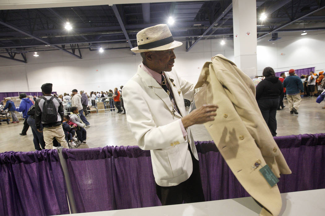 Kevin Washington sostiene su nuevo abrigo en Project Homeless Connect, una feria de servicios y recursos para personas sin hogar o en riesgo en el Cashman Center de Las Vegas, el martes 14 de novi ...