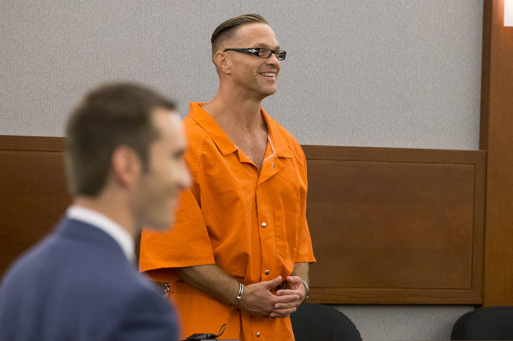 El preso sentenciado a muerte Scott Dozier compareció ante la juez Jennifer Togliatti durante una audiencia sobre su ejecución en el Centro de Justicia Regional el lunes 11 de septiembre de 2017 ...
