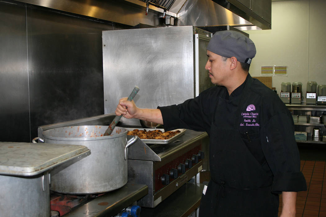 El chef ejecutivo Jun Lao en la Cocina de Caridades Católicas del Sur de Nevada, el viernes 17 de noviembre del 2017. | Foto Valdemar González / El Tiempo.