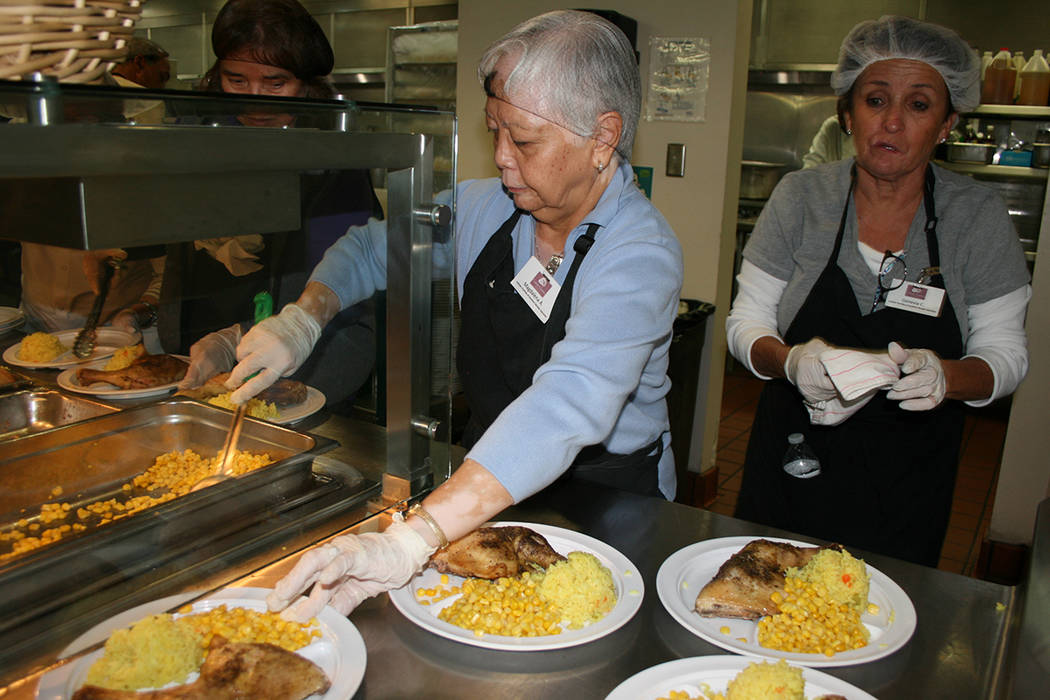 Voluntarias sirven los platos para el almuerzo en el comedor St. Vincent Lied. Viernes 17 noviembre del 2017. | Foto Valdemar González / El Tiempo.