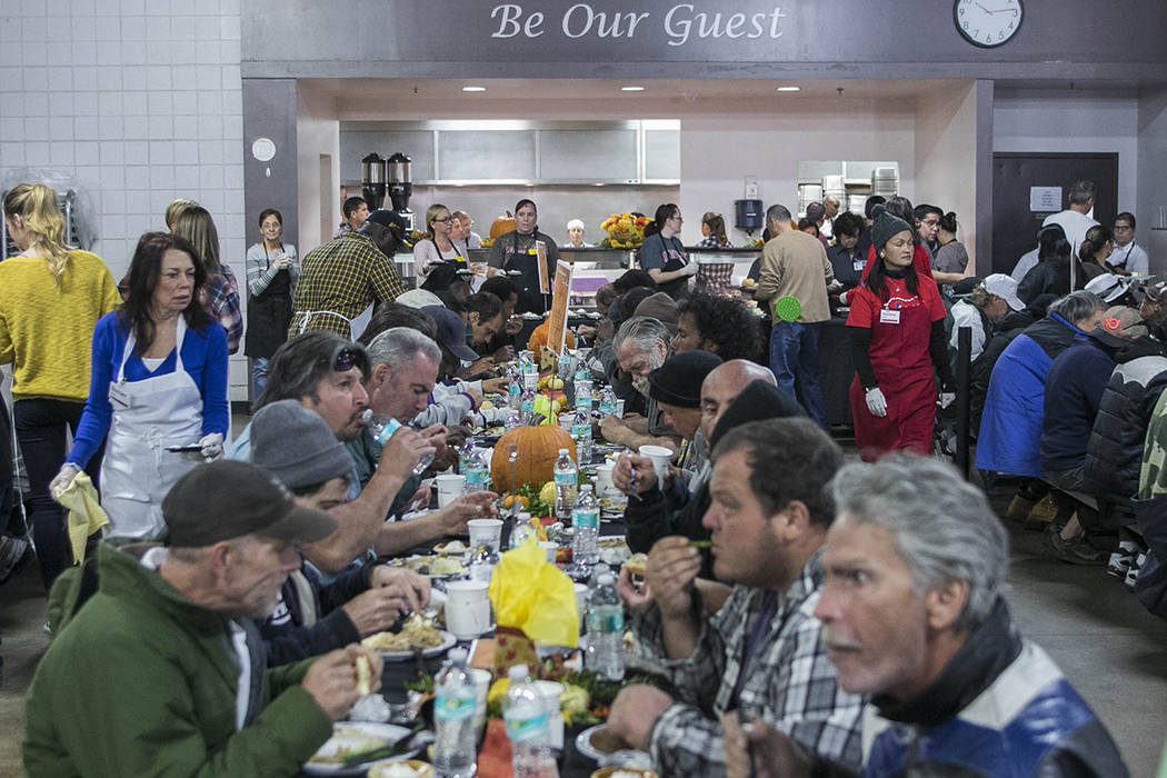 Momento en la comida de Thanksgiving del 2016. Foto Cortesía Caridades Católicas del Sur de NV. | Foto Valdemar González / El Tiempo.