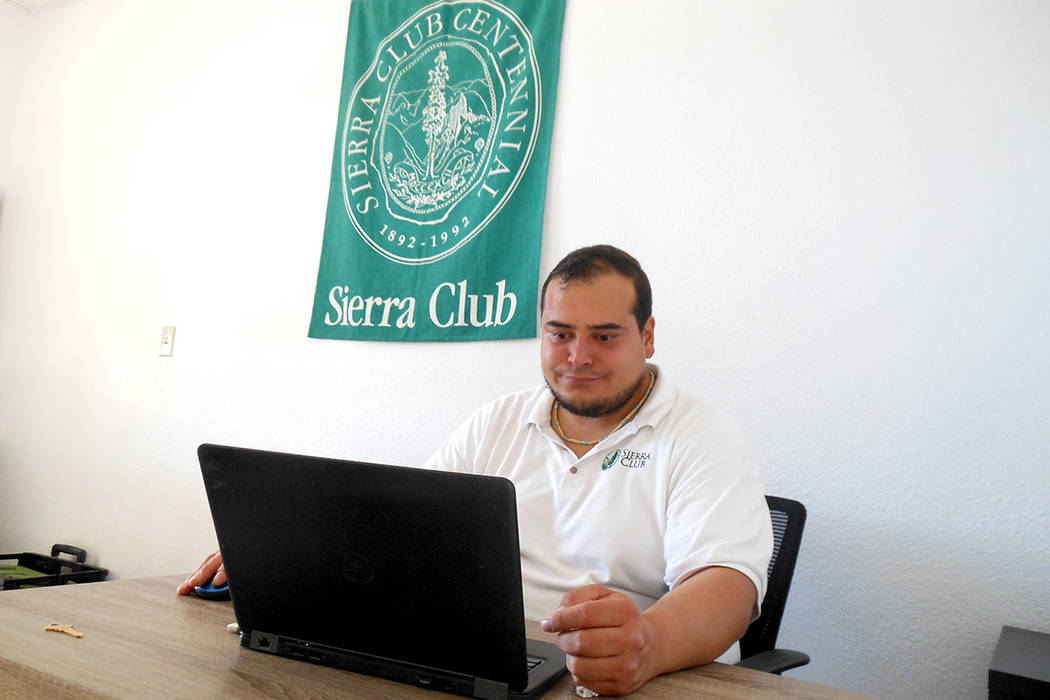 Christian Gerlach, en la oficina de Sierra Club en Las Vegas. | Foto Valdemar González / El Tiempo.