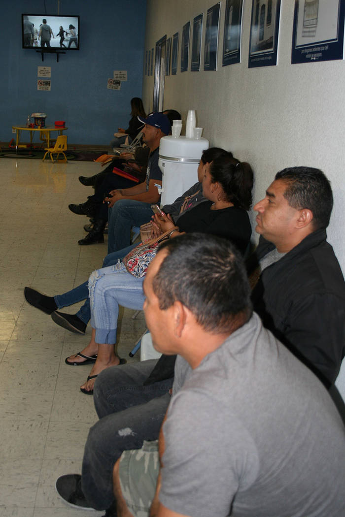Salvadoreños con TPS esperan ser atendidos por una abogada de migración, en la sede consular de El Salvador en LV. 15 de noviembre del 2017. | Foto Valdemar González / El Tiempo.