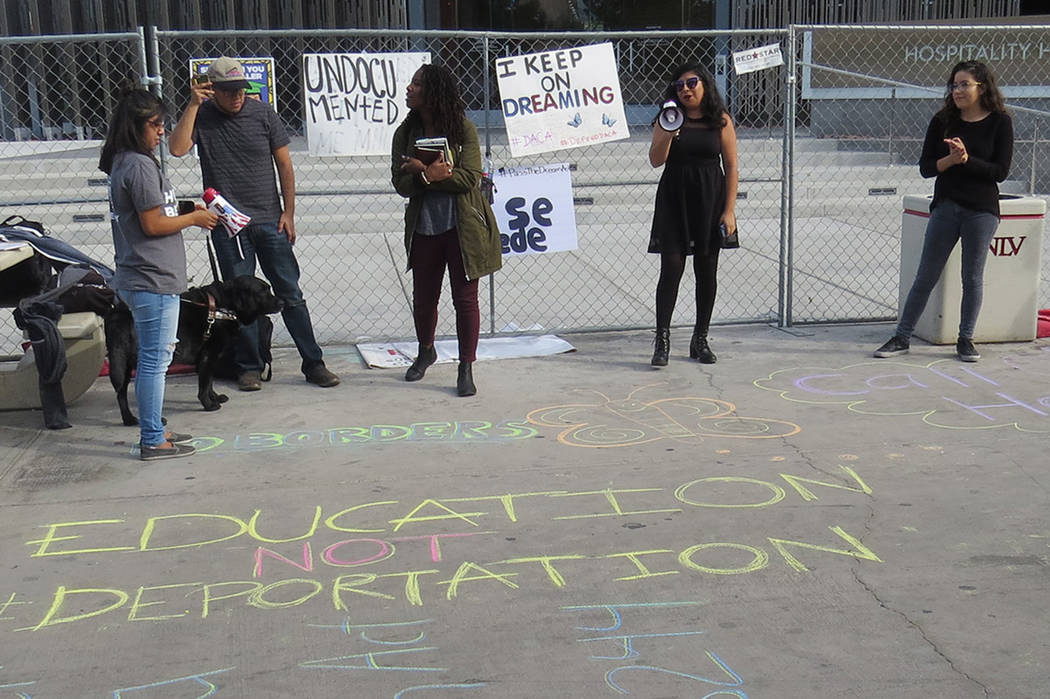 Estudiantes de Nevada se unieron para pedir una ley que proteja a los ‘dreamers’ pero sin poner en riesgo a sus familias. Miércoles 15 de noviembre en UNLV. | Foto Anthony Avellaneda / El Tiempo.