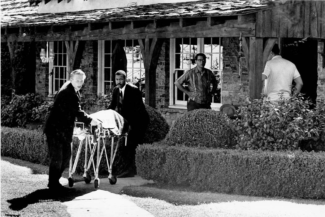 El cuerpo de la actriz Sharon Tate es sacado de su casa alquilada en Cielo Drive en Beverly Hills, California, el 9 de agosto de 1969. Tate, que estaba embarazada de ocho meses, y otras cuatro per ...