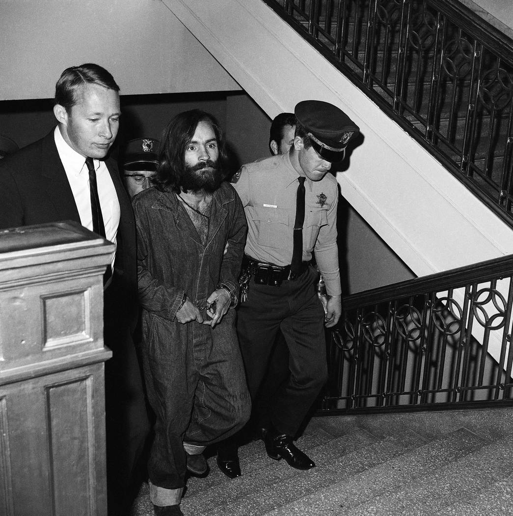 Charles M. Manson, líder barbudo de 35 años de un clan comunal que él llama "la familia" se muestra cuando llegó a Los Ángeles, el 10 de diciembre de 1969, para ser encarcelado por cargos de  ...