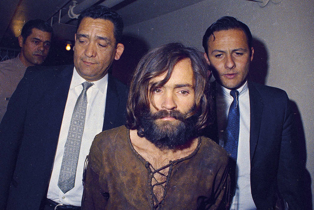 Charles Manson es acompañado a su juicio de cargos por conspiración y asesinato en relación con el caso de asesinato de Sharon Tate, 1969, Los Ángeles, California (AP Photo)