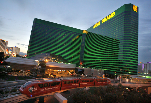 El monorriel de Las Vegas pasa por MGM Grand en Las Vegas, miércoles, 27 de abril de 2006. MGM Mirage Inc., la segunda mayor empresa de casinos del mundo, dijo el jueves que sus ganancias del pri ...