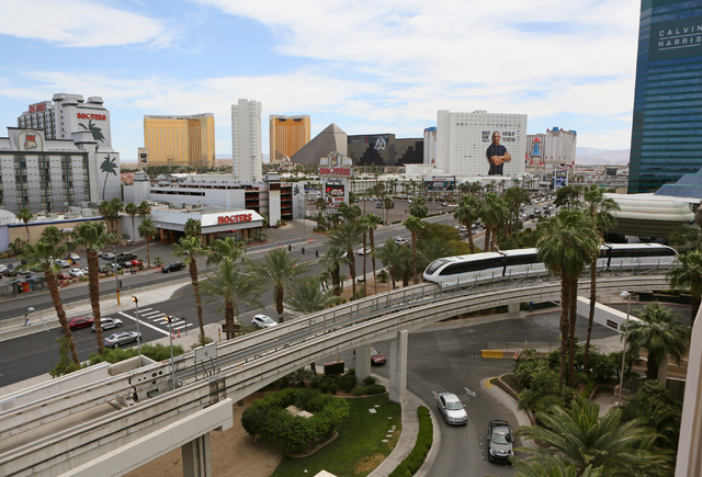 El Las Vegas Monorail pasa el MGM Grand hotel-casino el jueves 2 de junio de 2016 en Las Vegas. Los pasajeros pueden viajar en el monorriel desde MGM Grand hasta SLS con paradas en el camino. (Ron ...
