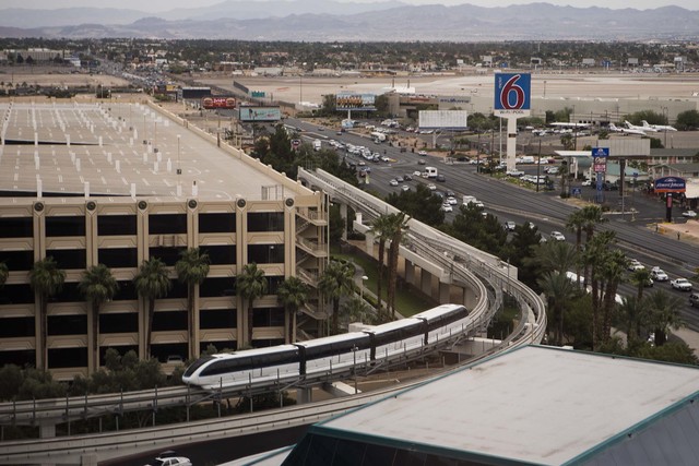 El monorriel de Las Vegas visto el miércoles 29 de mayo de 2014, desde el piso 15 del hotel casino MGM Grand. La ruta del monorriel y su potencial para transportar trabajadores en el Strip de Las ...