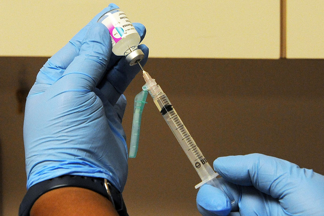 El Distrito de Salud del Sur de Nevada está aconsejando a las personas que se vacunen contra la influenza a medida que la enfermedad se pone en marcha en el área. (Las Vegas Review-Journal)