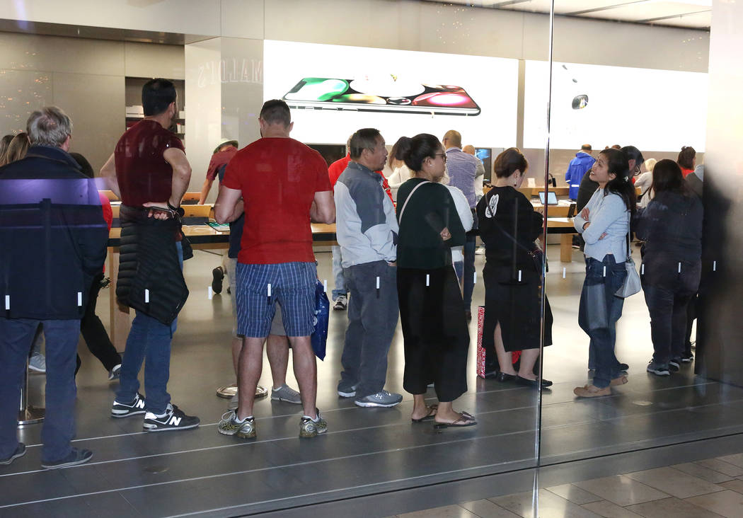 La gente hace cola dentro de Apple Store en The Strip en el Fashion Show Mall en Black Friday, 24 de noviembre de 2017, en Las Vegas. Bizuayehu Tesfaye Las Vegas Review-Journal @bizutesfaye