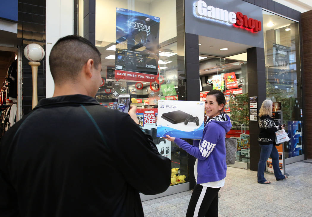 Una compradora, que no quiso dar su nombre, muestra su nueva PS4 fuera de GameStop en el Galleria Mall el Black Friday, 24 de noviembre de 2017, en Henderson. Bizuayehu Tesfaye Las Vegas Review-Jo ...