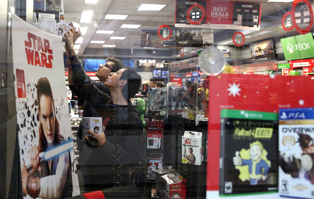 Los compradores, que se negaron a dar sus nombres, compran en GameStop en el Galleria Mall el Black Friday, 24 de noviembre de 2017, en Henderson. Bizuayehu Tesfaye Las Vegas Review-Journal @bizut ...