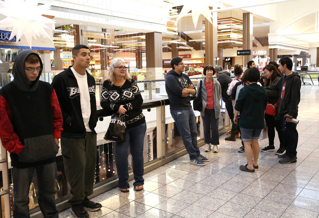 La gente hace cola fuera de GameStop en el Galleria Mall el Black Friday, 24 de noviembre de 2017, en Henderson. Bizuayehu Tesfaye Las Vegas Review-Journal @bizutesfaye