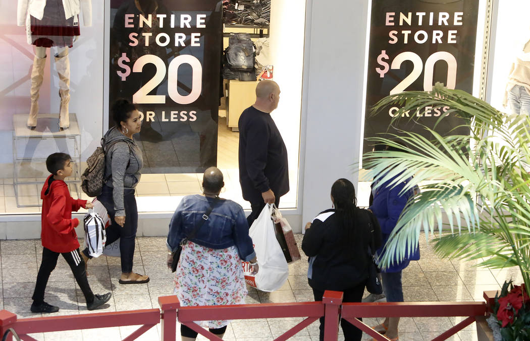 Las personas, incluido Art Martinez, en el centro, compran en Galleria Mall el Black Friday, 24 de noviembre de 2017, en Henderson.  Bizuayehu Tesfaye Las Vegas Review-Journal @bizutesfaye