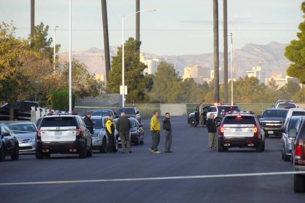 La policía de Las Vegas investiga un apuñalamiento que dejó un hombre muerto en la cuadra 3600 de Diamond Head Drive en el este de Las Vegas, el martes 21 de noviembre de 2017. (Max Michor / La ...