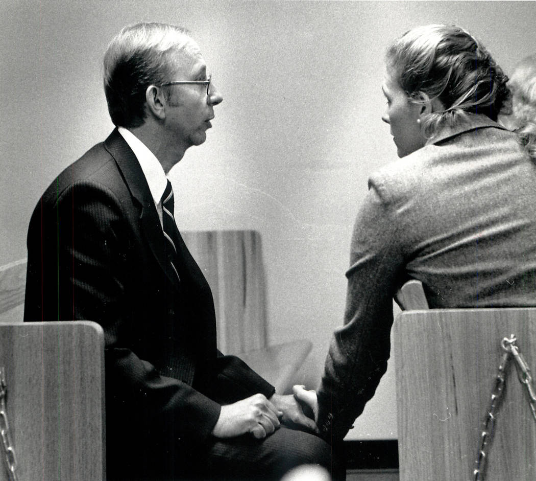 Howard Lee Haupt habla con su prometida antes de la selección del jurado el 9 de enero de 1989. Haupt fue acusado de asesinato en la muerte en 1987 de Alexander Harris, de 7 años. Un jurado lo a ...