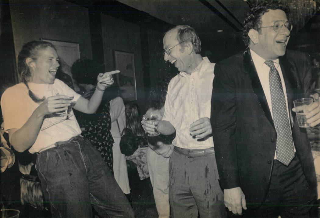 Howard Lee Haupt, al centro, es empapado con champaña en una fiesta que marca su absolución el 15 de febrero de 1989, en la muerte de Alexander Harris. La prometida de Haupt, Tina Van Den Hazel, ...
