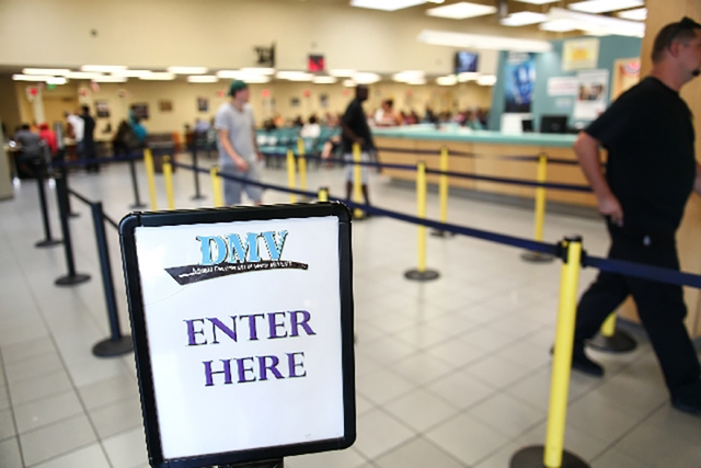 La gente camina a través de la fila en la oficina del DMV en 2701 E. Sahara Ave., en Las Vegas. (Las Vegas Review-Journal)