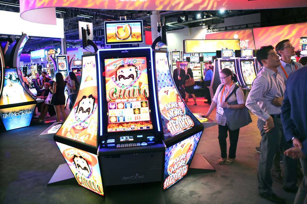 La gente se reúne en el stand de Aristocrat durante la Global Gaming Expo en el Las Vegas Sands Expo and Convention Center el jueves, 29 de septiembre de 2016. Jeff Scheid / Las Vegas Review-Jour ...
