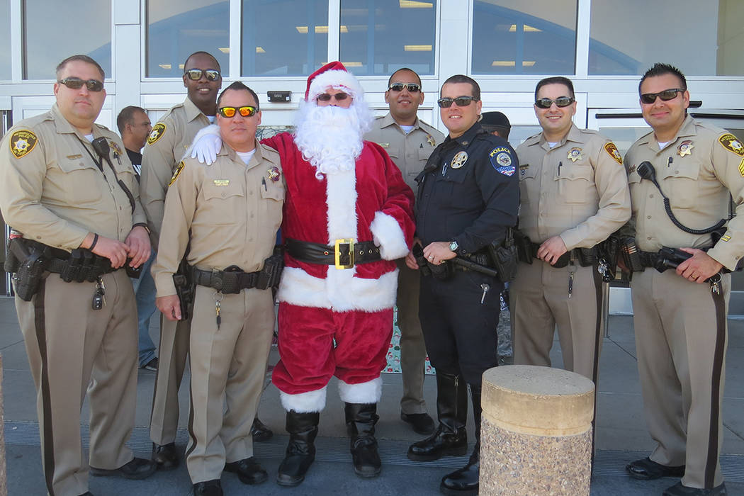 ‘Santa Claus’ se unió a los policías de Las Vegas para recaudar juguetes para niños de escasos recursos. Sábado 2 de diciembre en tienda Target. | Foto Anthony Avellaneda / El Tiempo.