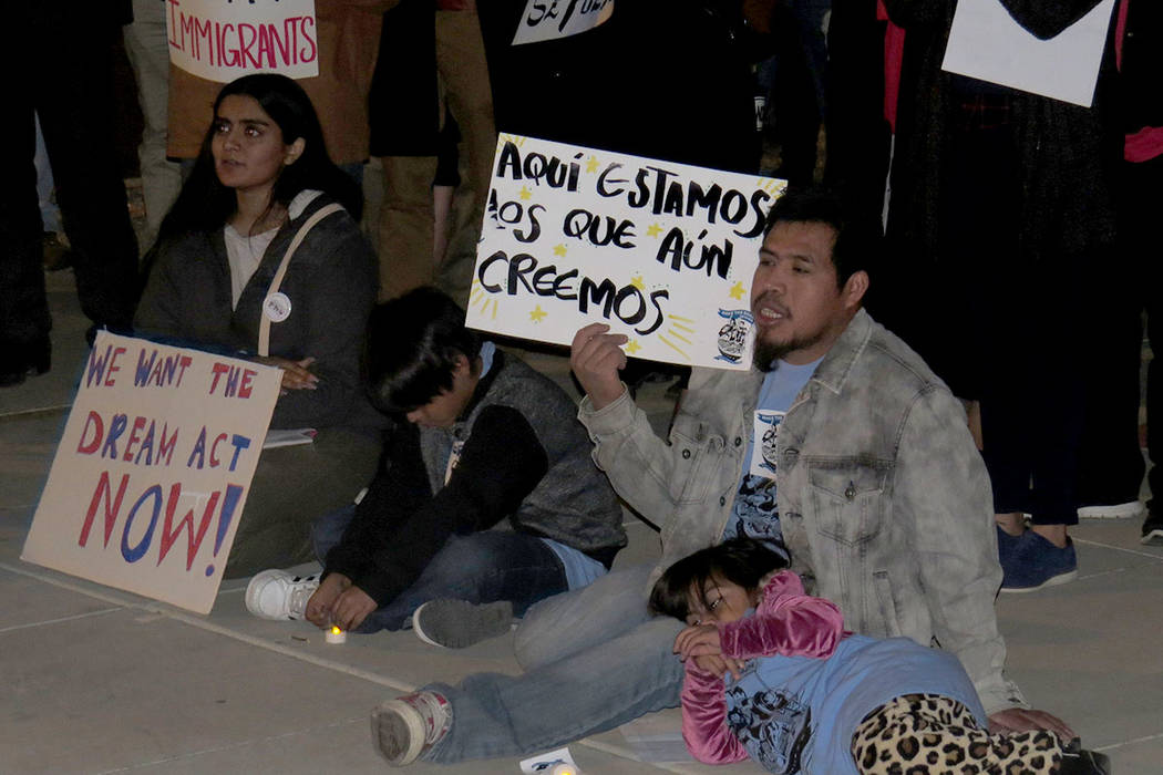 Decenas de personas se manifestaron a favor del Dream Act y del TPS. Miércoles 6 de diciembre en la Corte Federal de Las Vegas. | Foto Anthony Avellaneda / El Tiempo.