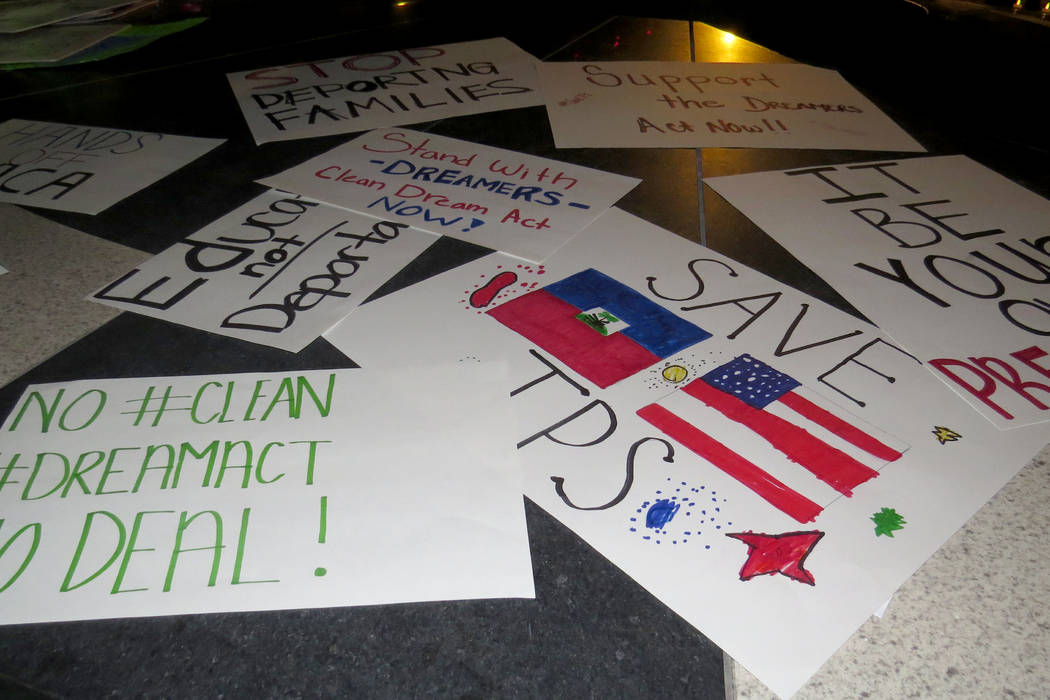 Con distintas pancartas, los manifestantes expresaron su apoyo al TPS y a un Dream Act “limpio”. | Foto Anthony Avellaneda / El Tiempo.