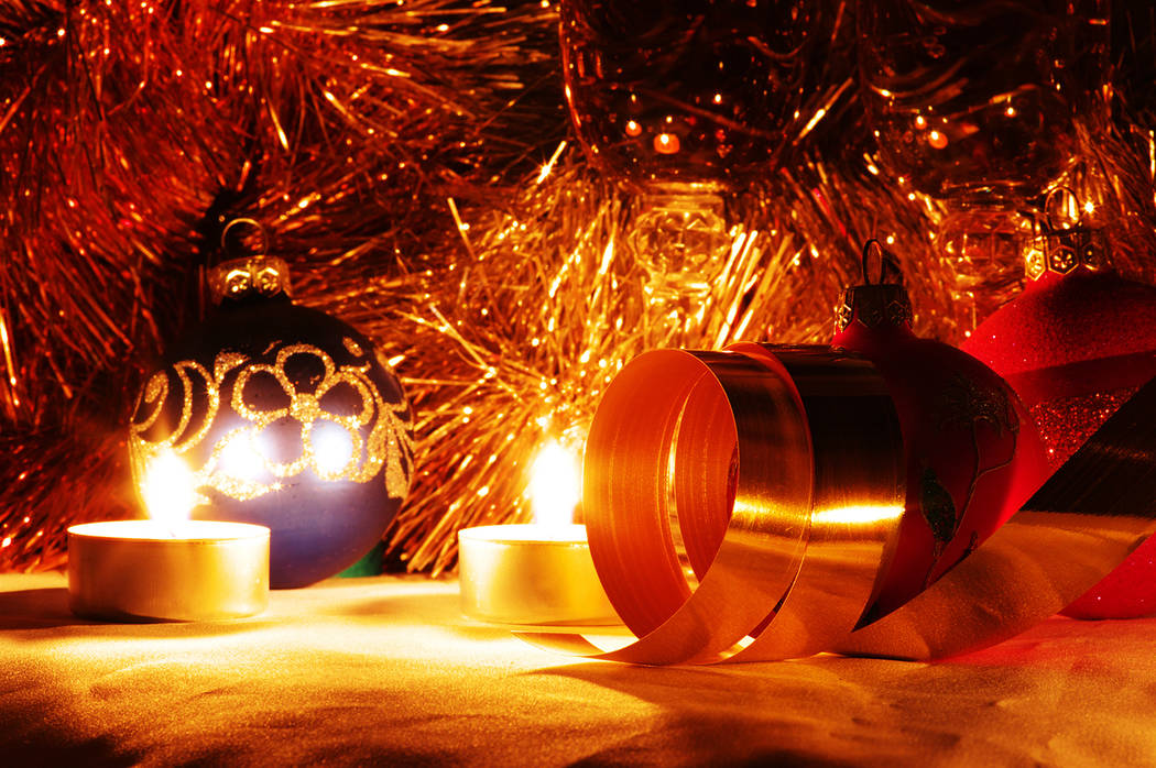 Elija usar decoraciones resistentes a las  amas o retardantes al fuego. Use luces navideñas apropiadas para exterior o interior, y siga las instrucciones del fabricante para las conexiones.