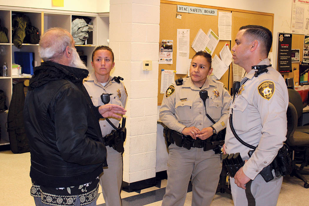 Durante el primer martes de cada mes, las personas pueden visitar las oficinas de Metro y conversar con los oficiales. Foto tomaa el martes, 5 de diciembre del 2017 en la Policía Metropolitana de ...