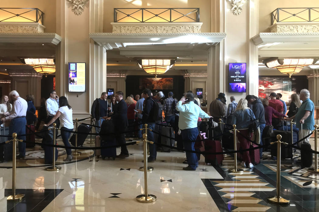 Los visitantes esperan en una larga fila para registrarse en el hotel casino de Mandalay Bay en Las Vegas, el martes 28 de noviembre de 2017. Bridget Bennett Las Vegas Review-Journal
