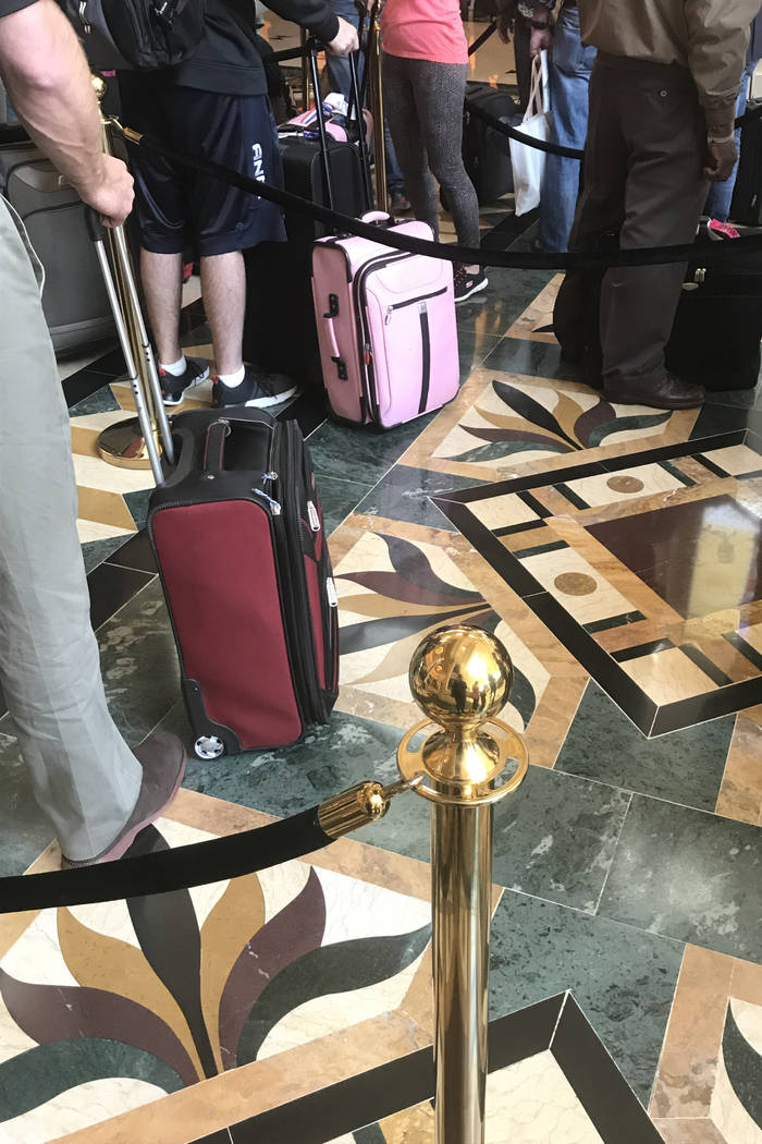 Los visitantes esperan en una larga fila para registrarse en el hotel casino de Mandalay Bay en Las Vegas, el martes 28 de noviembre de 2017. Bridget Bennett Las Vegas Review-Journal